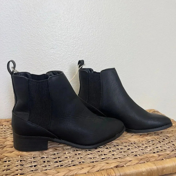 NWT American Eagle Black Faux Leather Ankle Boots Booties Shoes Chic‎ SZ 11 - Picture 1 of 9